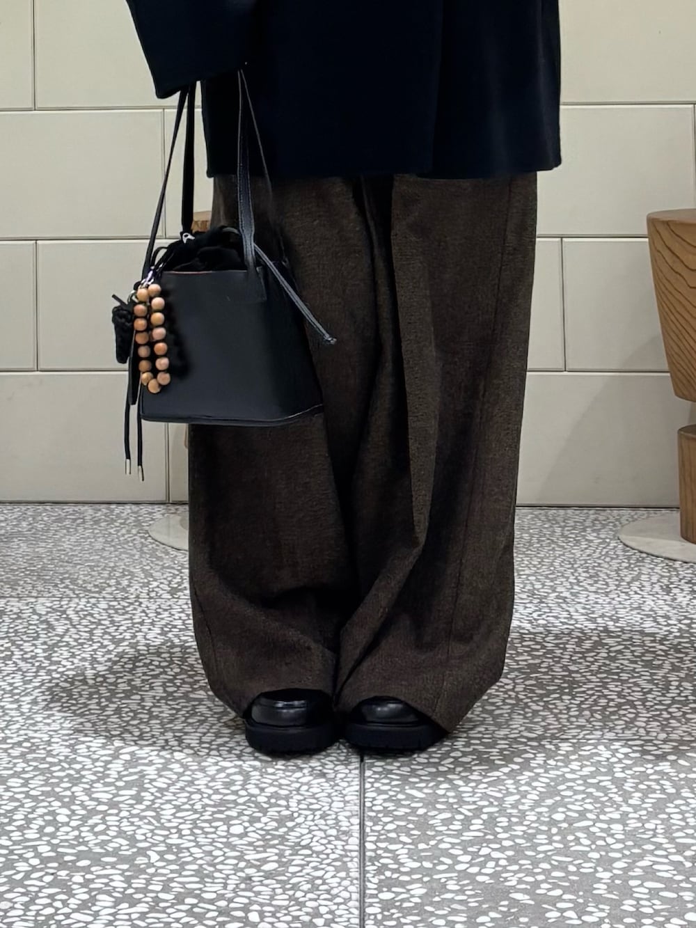 ホワイト系のTシャツ/カットソー、レッド系のニット/セーター、イエロー系のその他パンツを着用したレディースの秋コーディネートの7枚目の写真