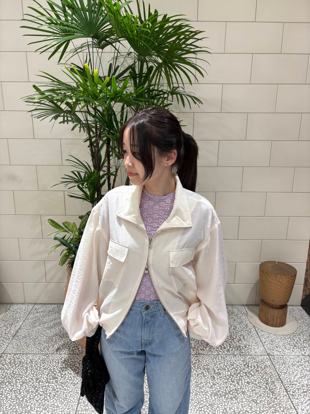 「lee、newarrival、春カラーコーデ、ここでしか手に入らない別注アイテム、低身長おススメアウター、私のイチ推しブランド、暮らしを楽しむ、春色、春めき満開コーデ、お出かけスタイル、おしゃれさんと繋がりたい、春服、春服みてみて、春カラー、パステルカラー」|「URBAN RESEARCH DOORSの『別注』Lee101×DOORS STRAIGHT PANTS(デニムパンツ、ブルー系)」を使った、COCOAさん(レディース・155cm)の春コーディネートの6枚目の写真