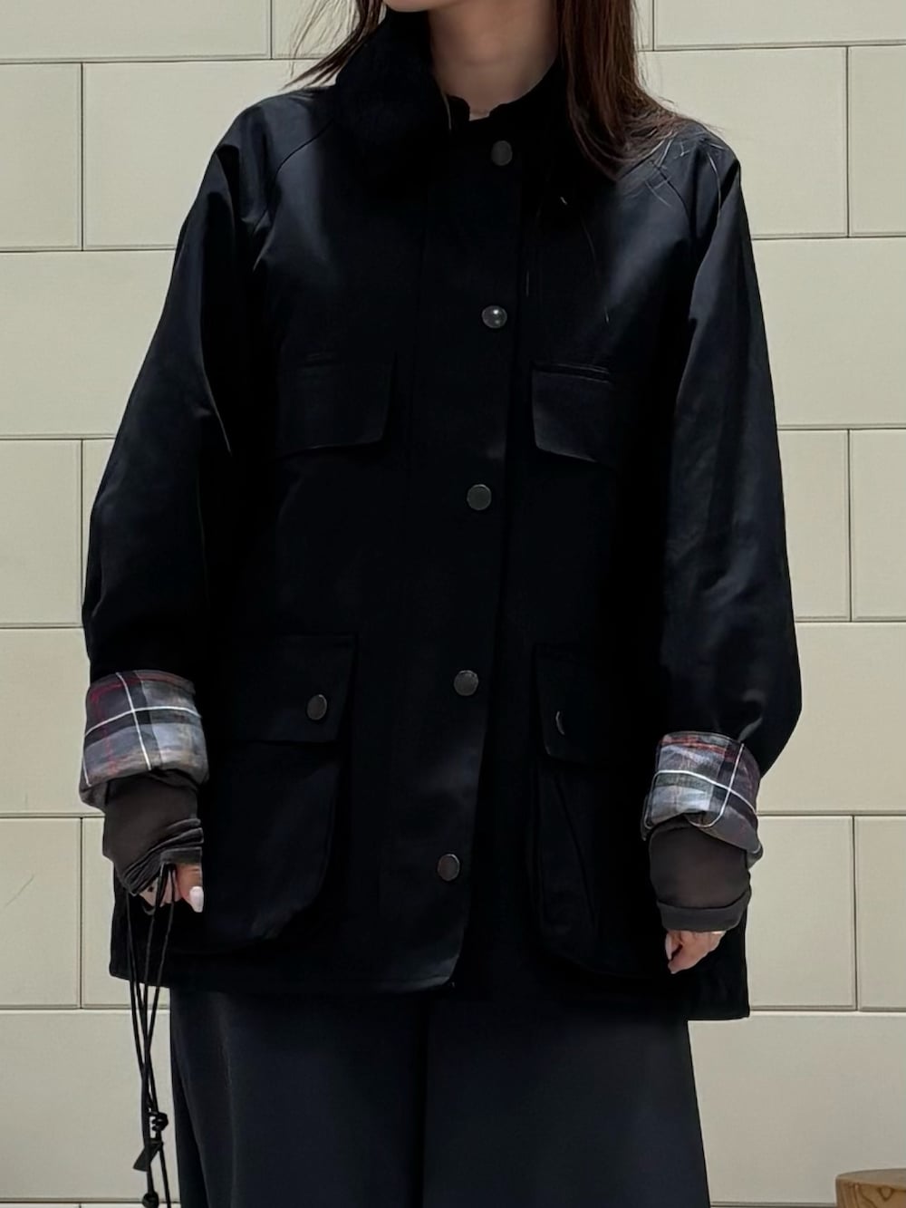 ブラック系のその他アウター、ブラック系のTシャツ/カットソー、グレー系のつなぎ/オールインワンを着用したレディースの秋コーディネートの6枚目の写真