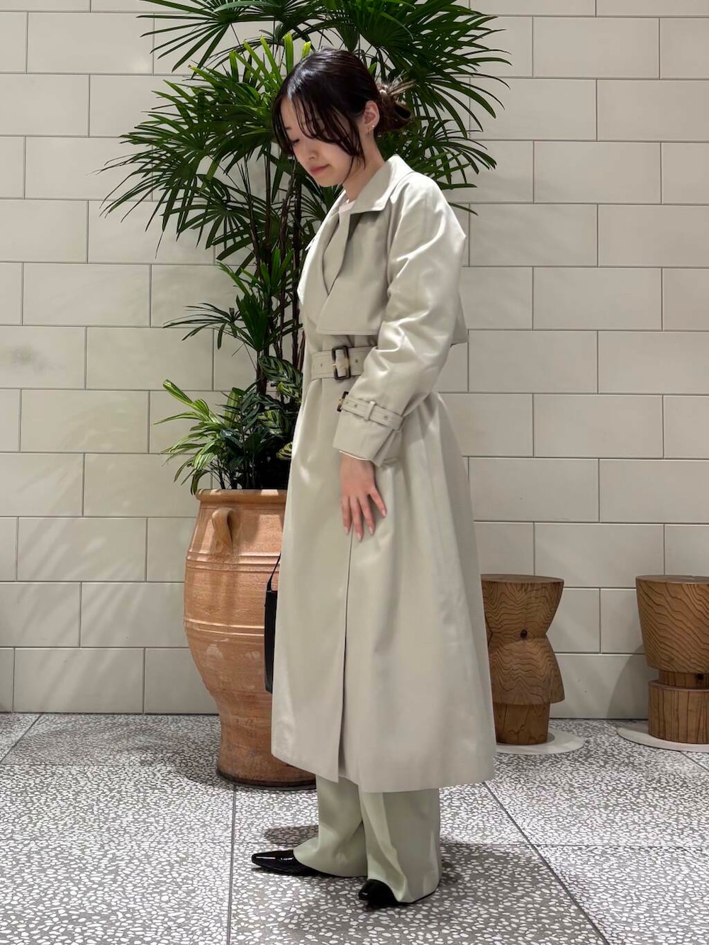 「トレンチコート、newarrival、低身長おススメアウター、春アウターコーデ、暮らしを楽しむ、春コーデ、春めき満開コーデ、ootd、休日、パンツスタイル、パンプス、女子会コーデ、春アウター、シアートップス、レイヤードスタイル」｜「URBAN RESEARCHのdecor『デコール』　Heartchain Necklace（ネックレス、シルバー系）」を使った、COCOAさん（レディース・155cm）の春コーディネートの2枚目の写真