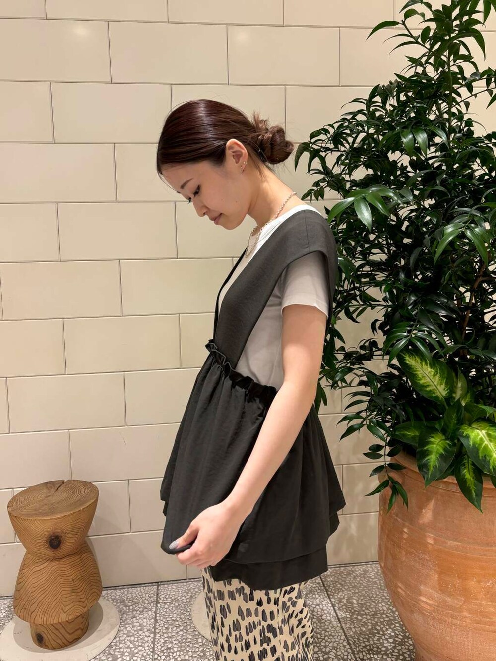 ホワイト系のTシャツ/カットソー、ホワイト系のその他パンツ、グレー系のベストを着用したレディースの夏コーディネートの3枚目の写真