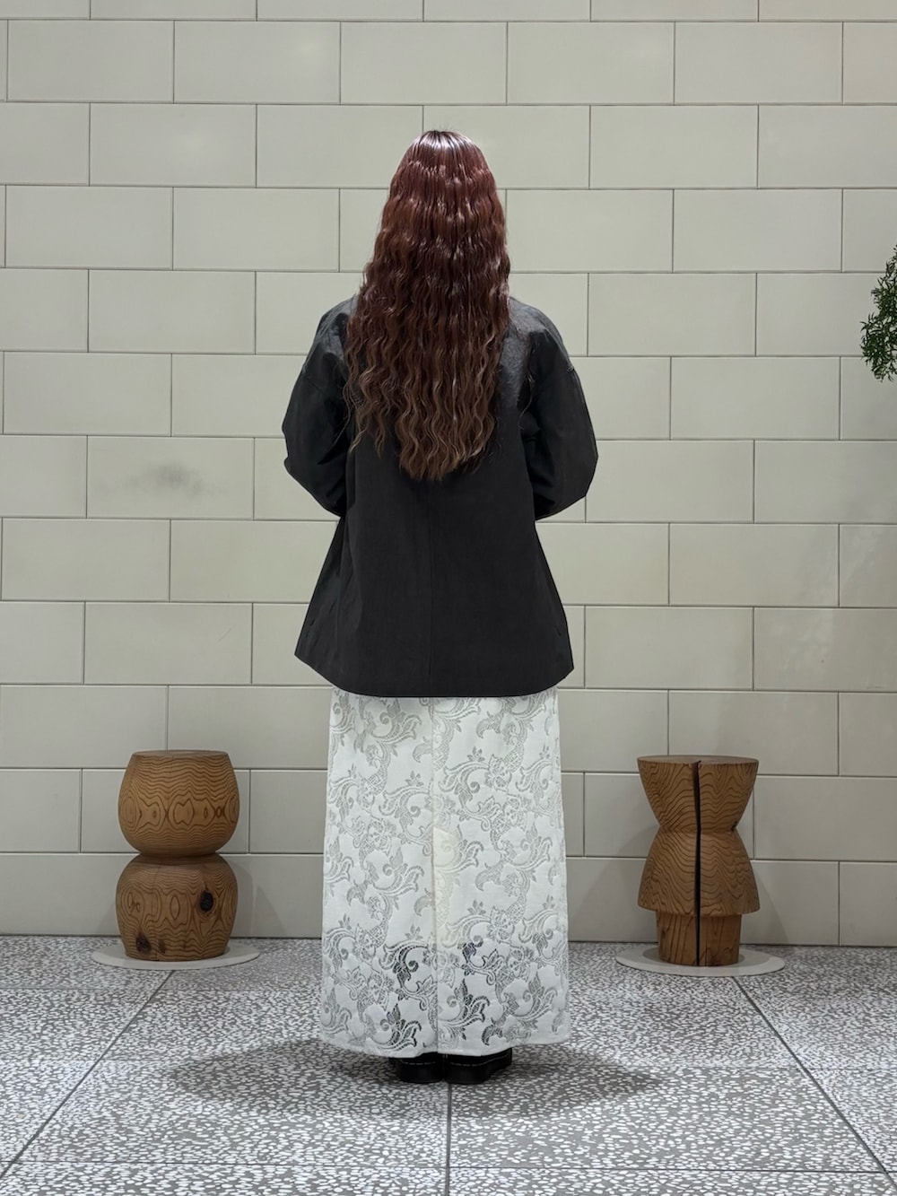 ブラウン系のシャツ/ブラウス、グレー系のその他アウター、ホワイト系のスカートを着用したレディースの春コーディネートの3枚目の写真