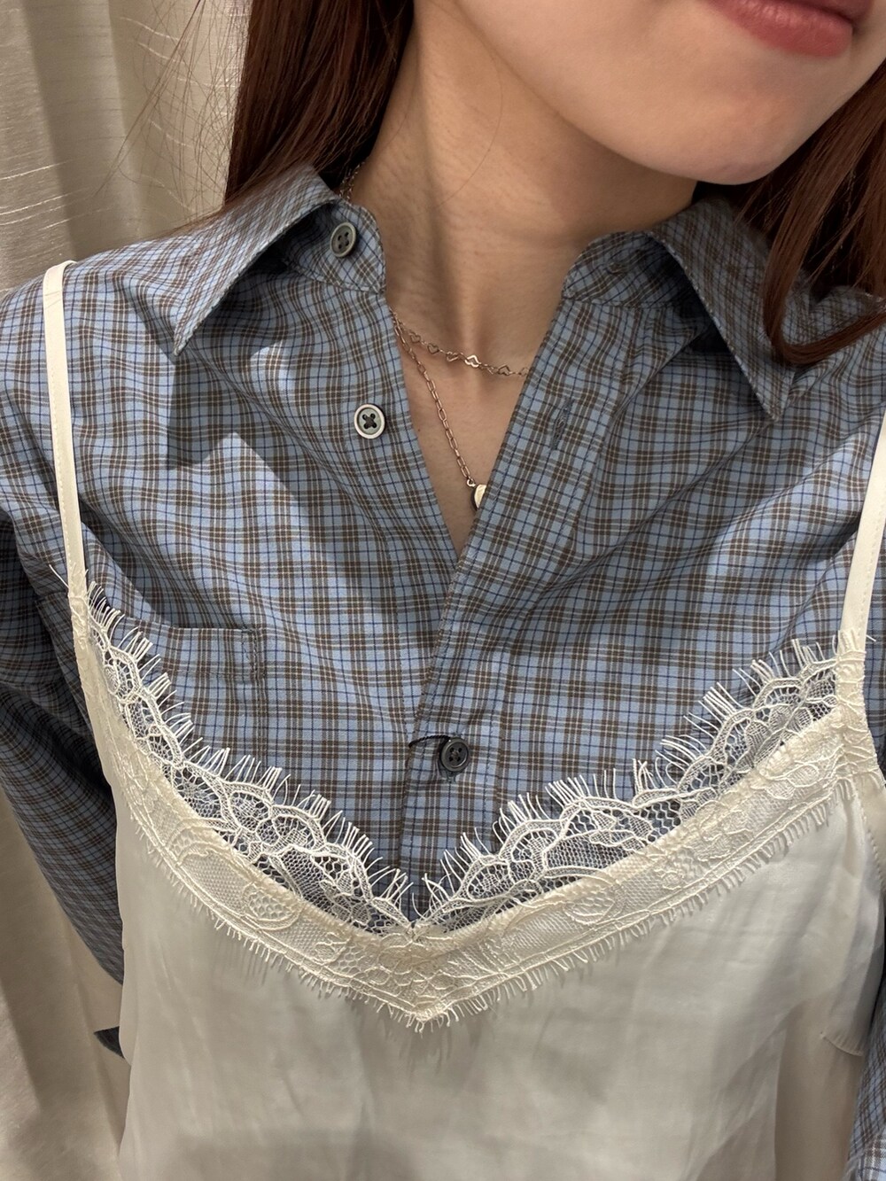 ホワイト系のその他パンツ、ホワイト系のキャミソール、ブラック系のボストンバッグを着用したレディースの冬コーディネートの5枚目の写真