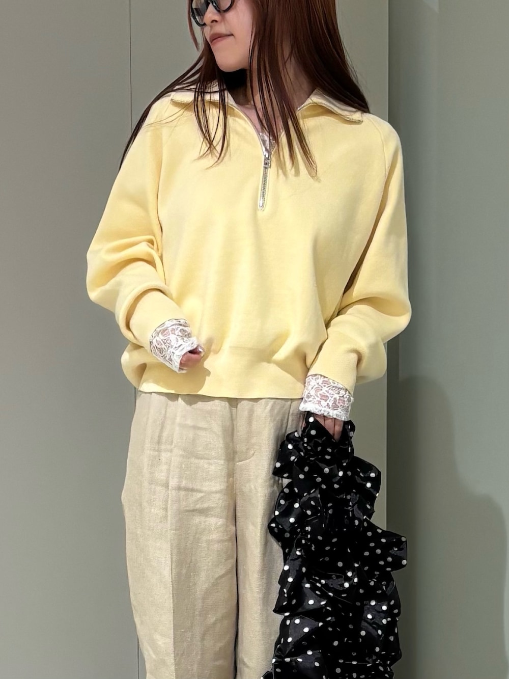 ホワイト系のTシャツ/カットソー、イエロー系のスウェット、シルバー系のスニーカーを着用したレディースの冬コーディネートの3枚目の写真