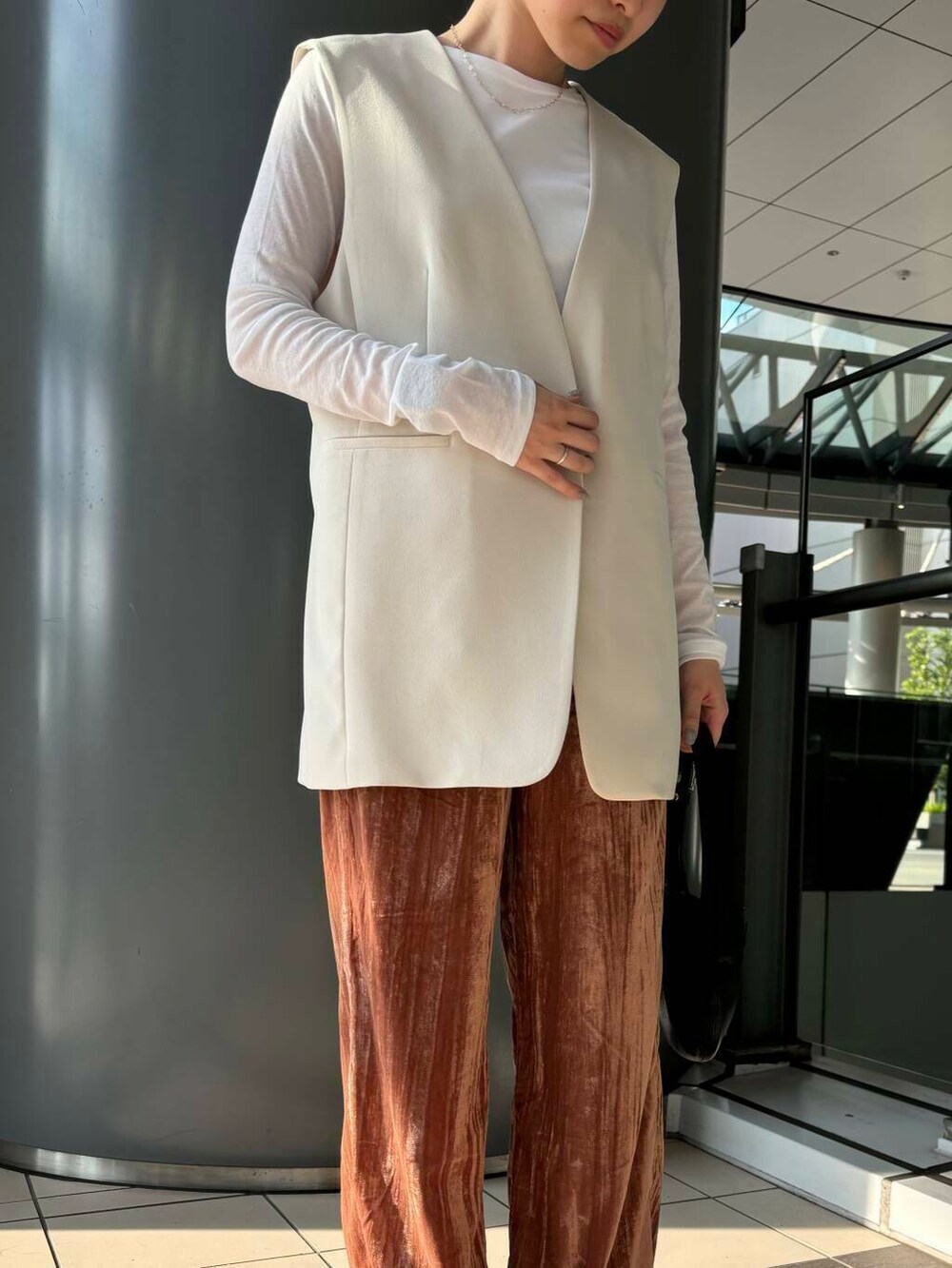 ホワイト系のタンクトップ、ホワイト系のTシャツ/カットソー、ホワイト系のベストを着用したレディースの夏コーディネートの5枚目の写真