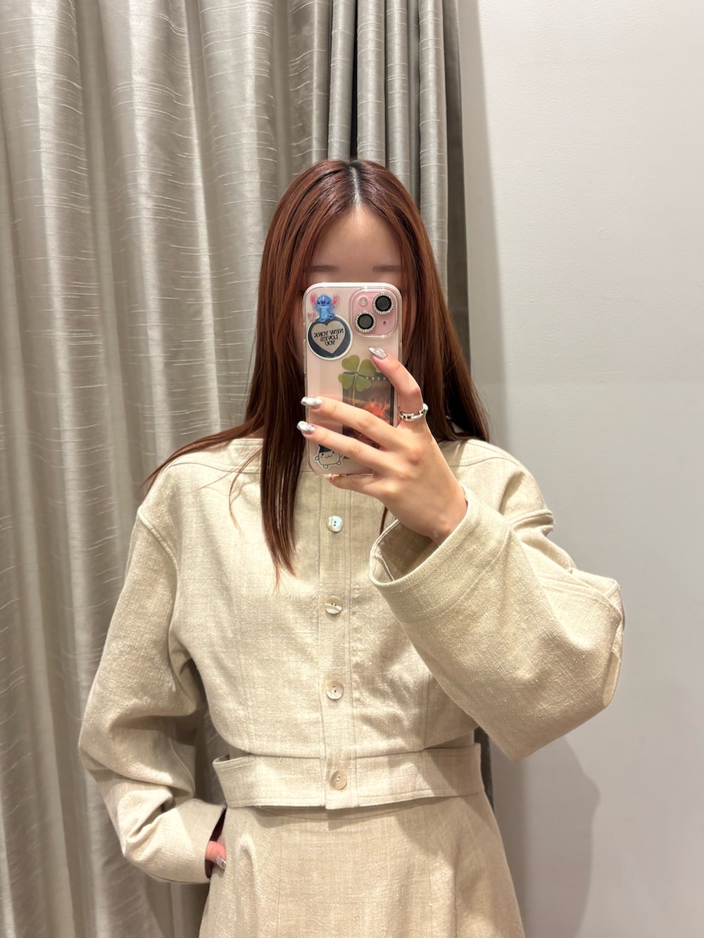 ベージュ系のその他アウター、ベージュ系のスカート、オレンジ系のハンドバッグを着用したレディースの春コーディネートの5枚目の写真