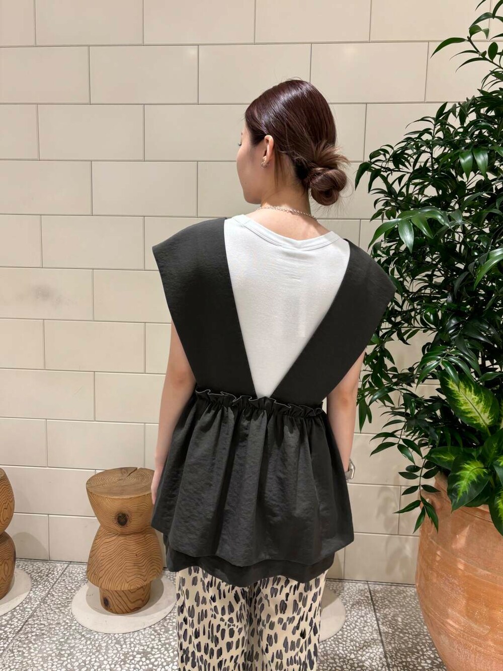 ホワイト系のTシャツ/カットソー、ホワイト系のその他パンツ、グレー系のベストを着用したレディースの夏コーディネートの4枚目の写真