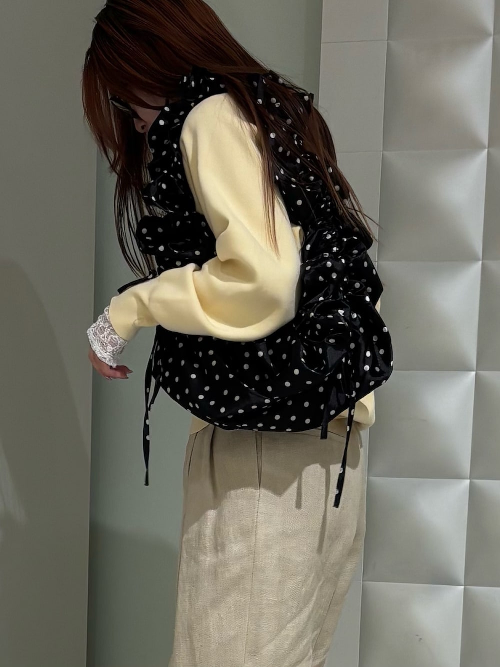 ホワイト系のTシャツ/カットソー、イエロー系のスウェット、シルバー系のスニーカーを着用したレディースの冬コーディネートの4枚目の写真