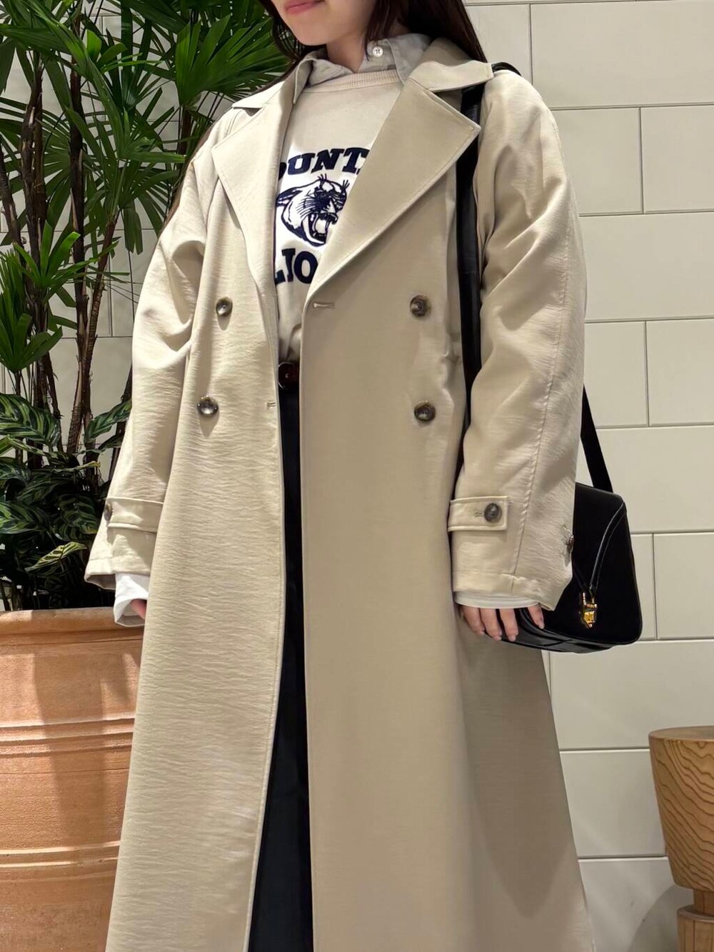 「デートコーデ、春アウター、newarrival、ここでしか手に入らない別注アイテム、低身長おススメアウター、暮らしを楽しむ、先取り春色トップスコーデ、トレンチコート、春、お洒落さんとつながりたい、低身長女子、休日スタイル、春服、カジュアル、ヴィンテージ」|「MIXTAの『別注』Mixta×URBAN RESEARCH MOUNTAIN LION(スウェット、ベージュ系)」を使った、COCOAさん(レディース・155cm)の冬コーディネートの4枚目の写真