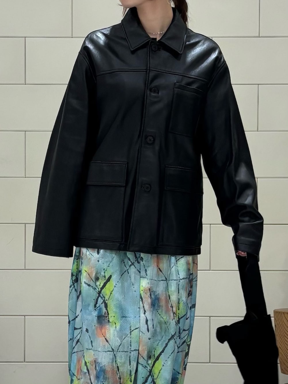 ブラック系のニット/セーター、その他のスカート、ブラック系のその他アウターを着用したレディースの冬コーディネートの3枚目の写真