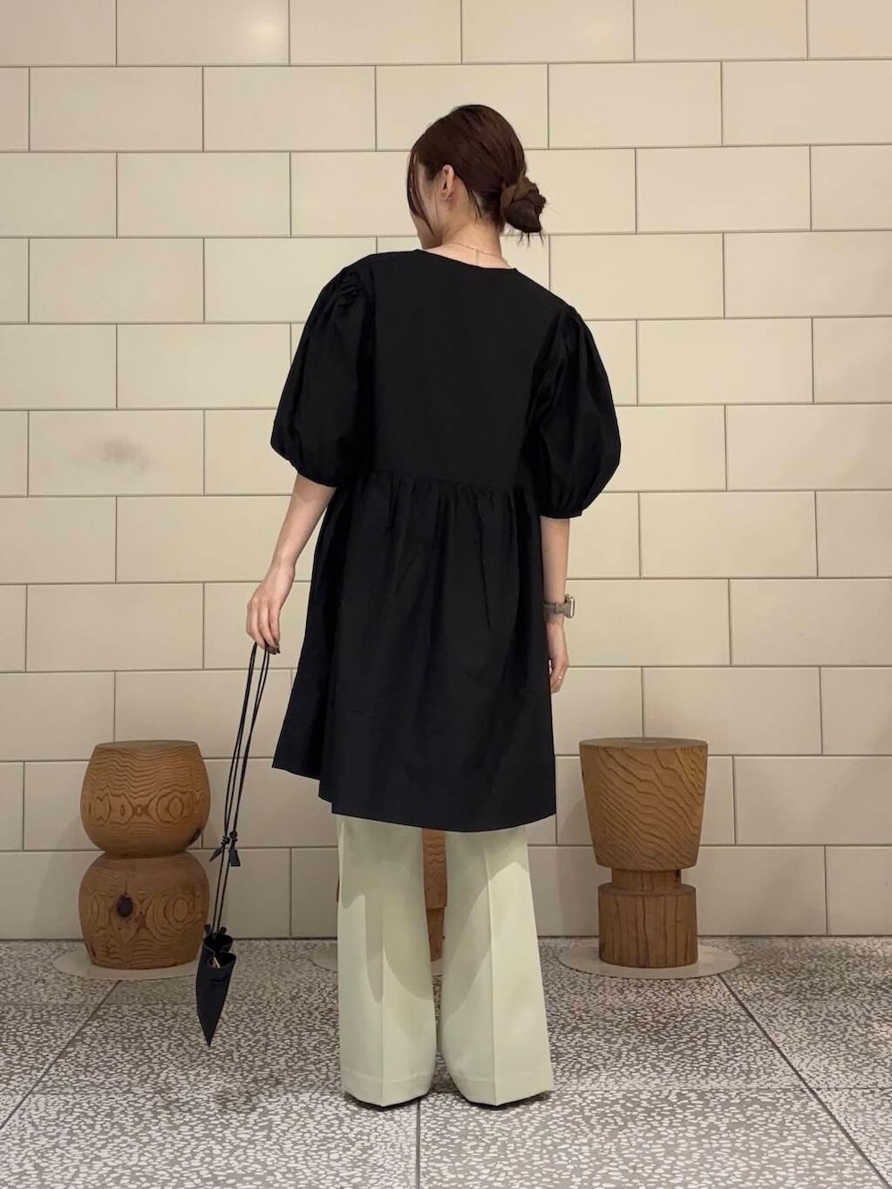 グリーン系のその他パンツ、ブラック系のワンピースを着用したレディースの夏コーディネートの2枚目の写真