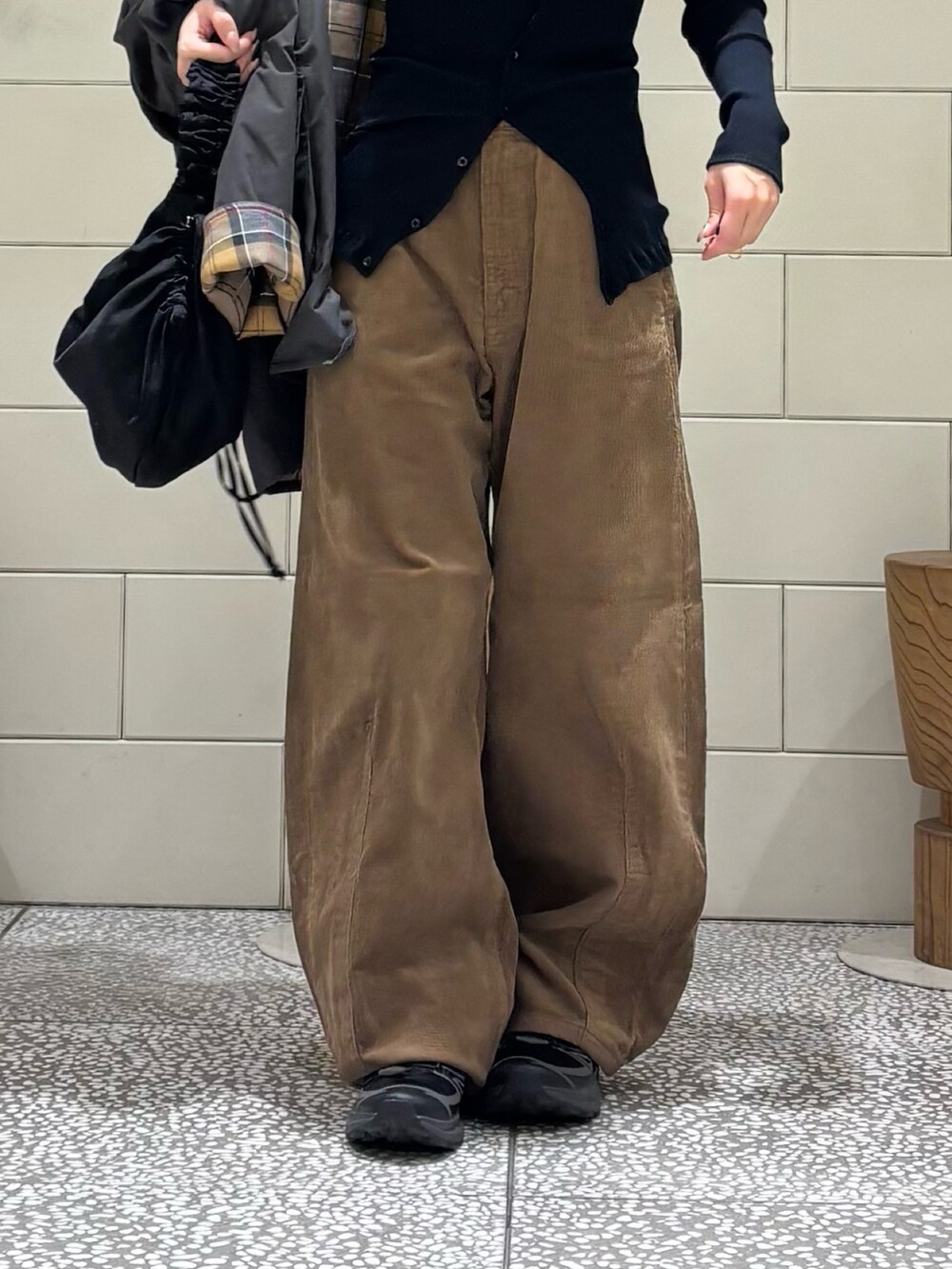 ブラック系のTシャツ/カットソー、グリーン系のその他パンツ、ブラック系のショルダーバッグを着用したレディースの秋コーディネートの6枚目の写真