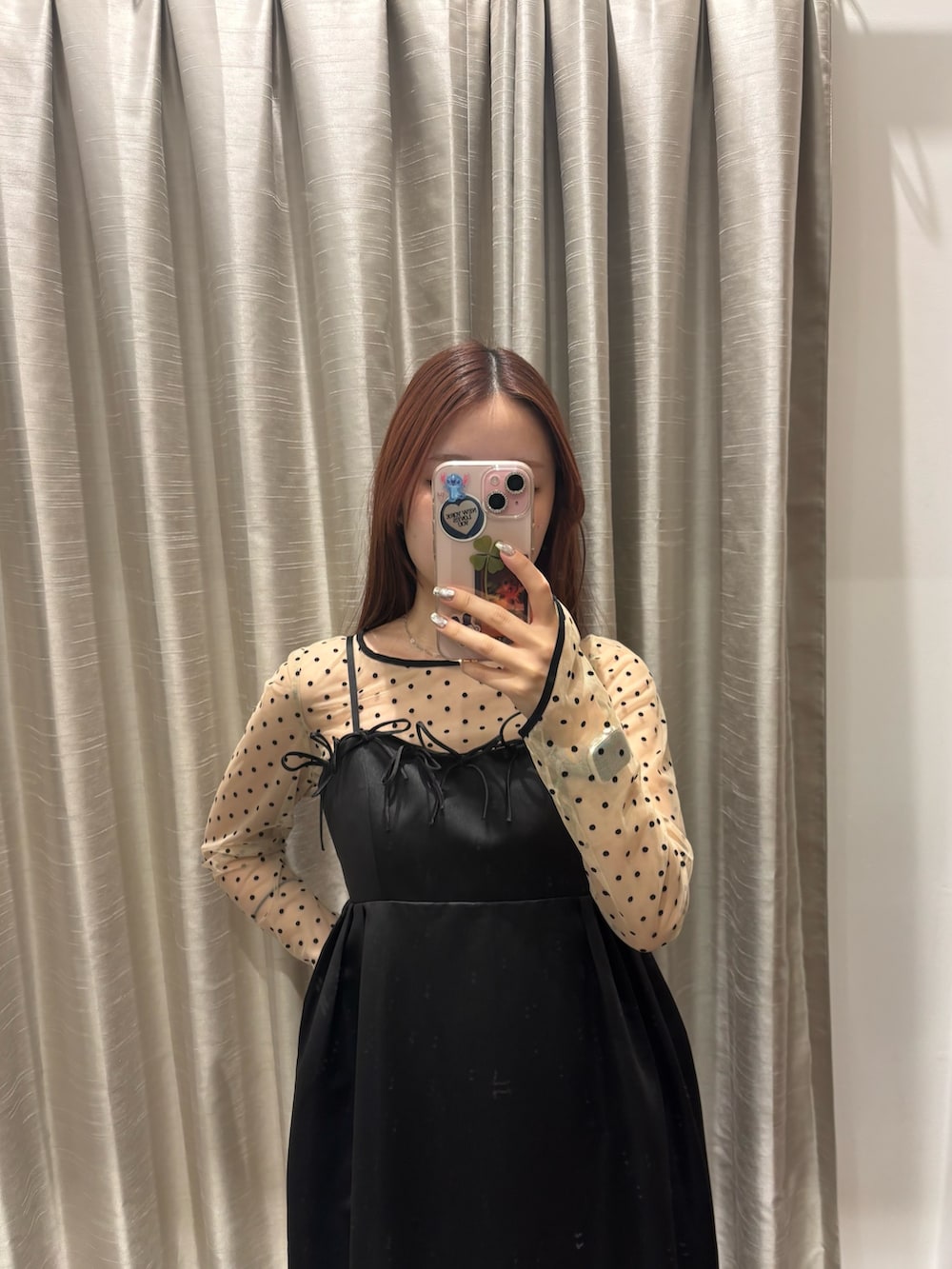 ブラック系のパンプス、ベージュ系のハンドバッグを着用したレディースの春コーディネートの5枚目の写真