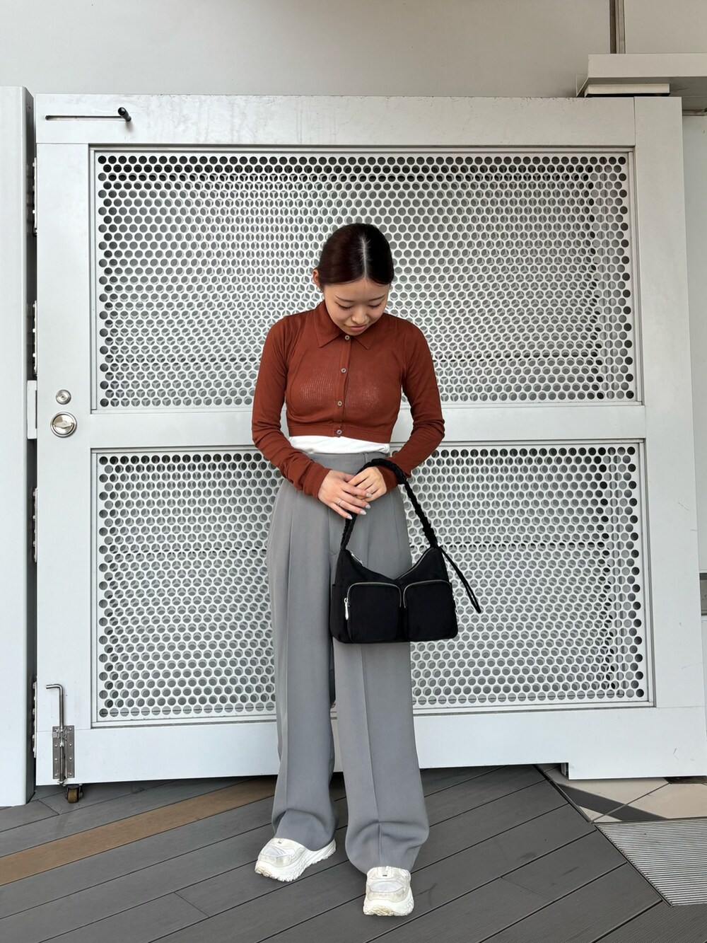 「先取り秋カラーコーデ、newarrival、秋服準備はじめました、休日スタイル、おしゃれさんと繋がりたい、低身長女子、大人可愛い、お洒落さんとつながりたい、パンツコーデ、センタープレス、秋のコーデ」｜「URBAN RESEARCHのNINETY PERCENT　BEAU CARDIGAN（カーディガン/ボレロ、ブラウン系）」を使った、COCOAさん（レディース・155cm）の夏コーディネートの2枚目の写真