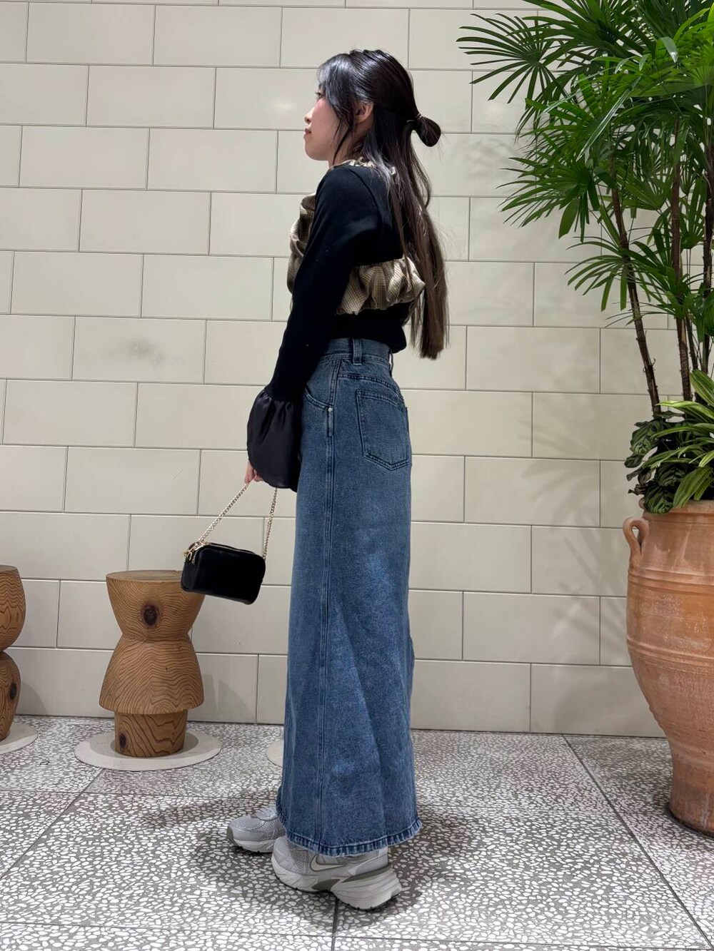 ブラック系のショルダーバッグ、その他のその他トップス、ブラック系のTシャツ/カットソーを着用したレディースの冬コーディネートの2枚目の写真
