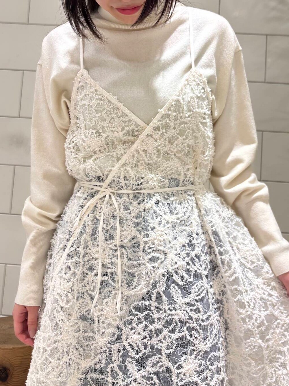 ホワイト系のニット/セーター、ホワイト系のパンプス、グレー系のその他パンツを着用したレディースの冬コーディネートの4枚目の写真