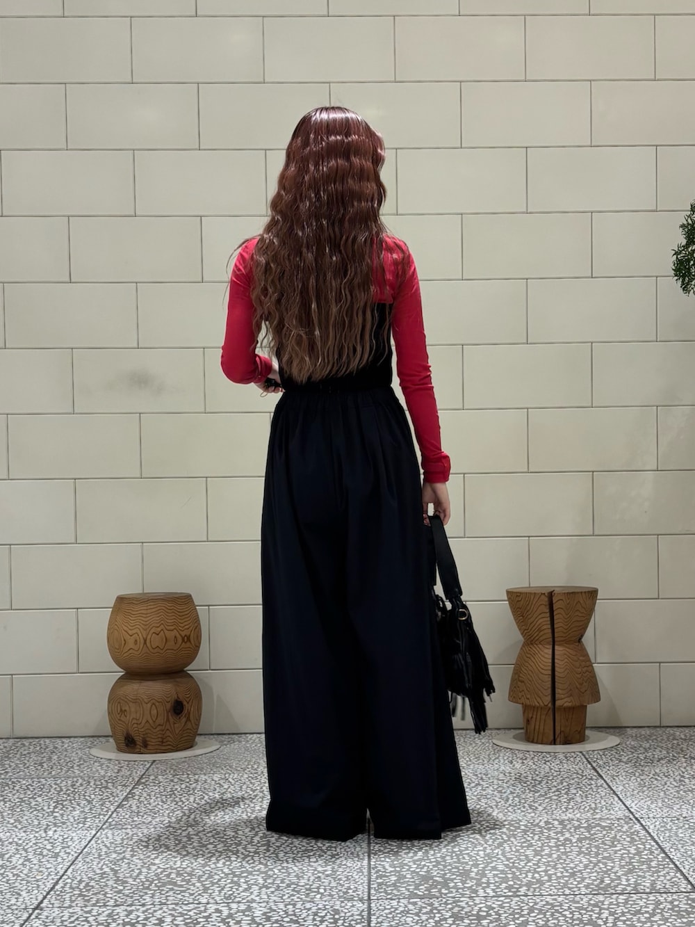 ブルー系のその他パンツ、ブラック系のハンドバッグを着用したレディースの春コーディネートの4枚目の写真