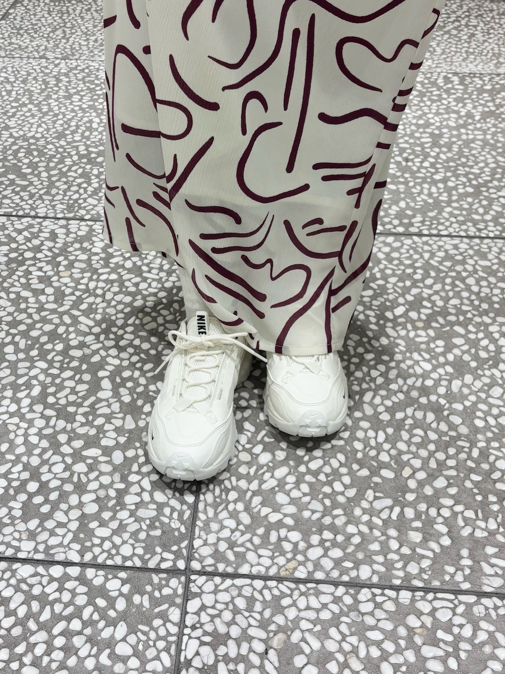「リンガーTシャツ、柄、柄ワンピース、春コーデ、春服、シアートップス、スニーカー、スニーカーコーデ、NIKE、ラフコーデ、はるコーデ」|「URBAN RESEARCHのリンガーロングスリーブカットソー(Tシャツ/カットソー、ブルー系)」を使った、COCOAさん(レディース・155cm)の冬コーディネートの3枚目の写真