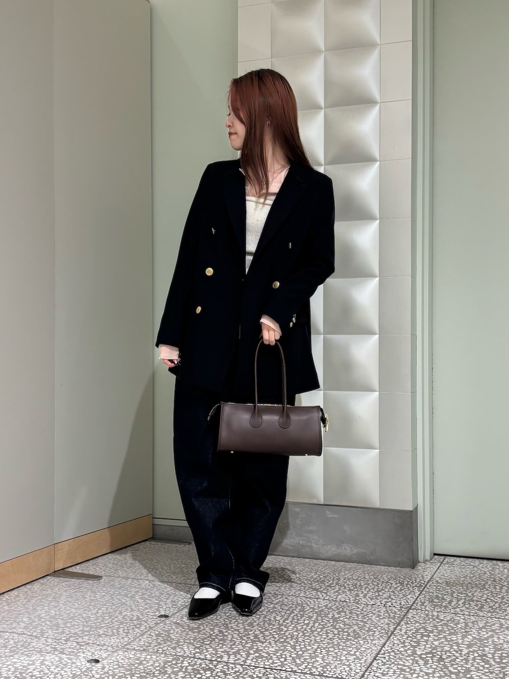 ピンク系のカーディガン/ボレロ、ホワイト系のチューブトップ、ブルー系のその他アウターを着用したレディースの冬コーディネートの2枚目の写真