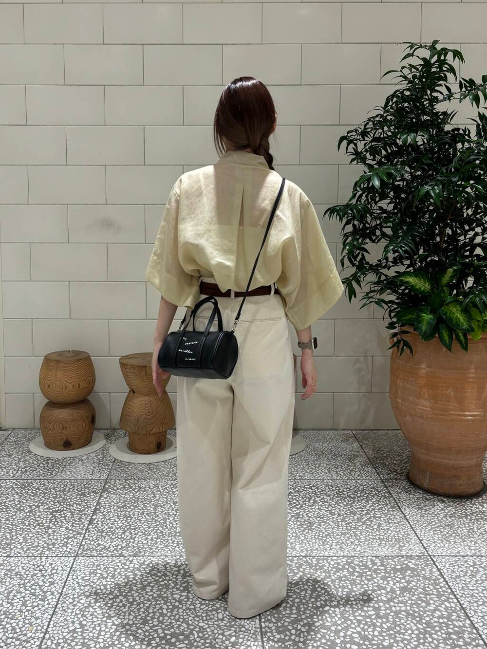 ホワイト系のその他シューズ、ベージュ系のシャツ/ブラウス、ベージュ系のその他パンツを着用したレディースの夏コーディネートの4枚目の写真