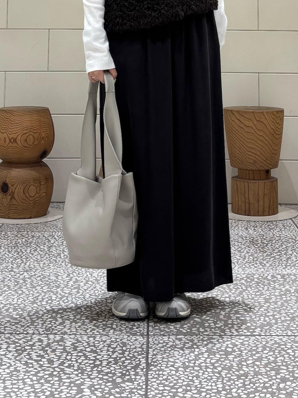 ホワイト系のTシャツ/カットソー、ブラウン系のベスト、ブラウン系のスカートを着用したレディースの夏コーディネートの4枚目の写真