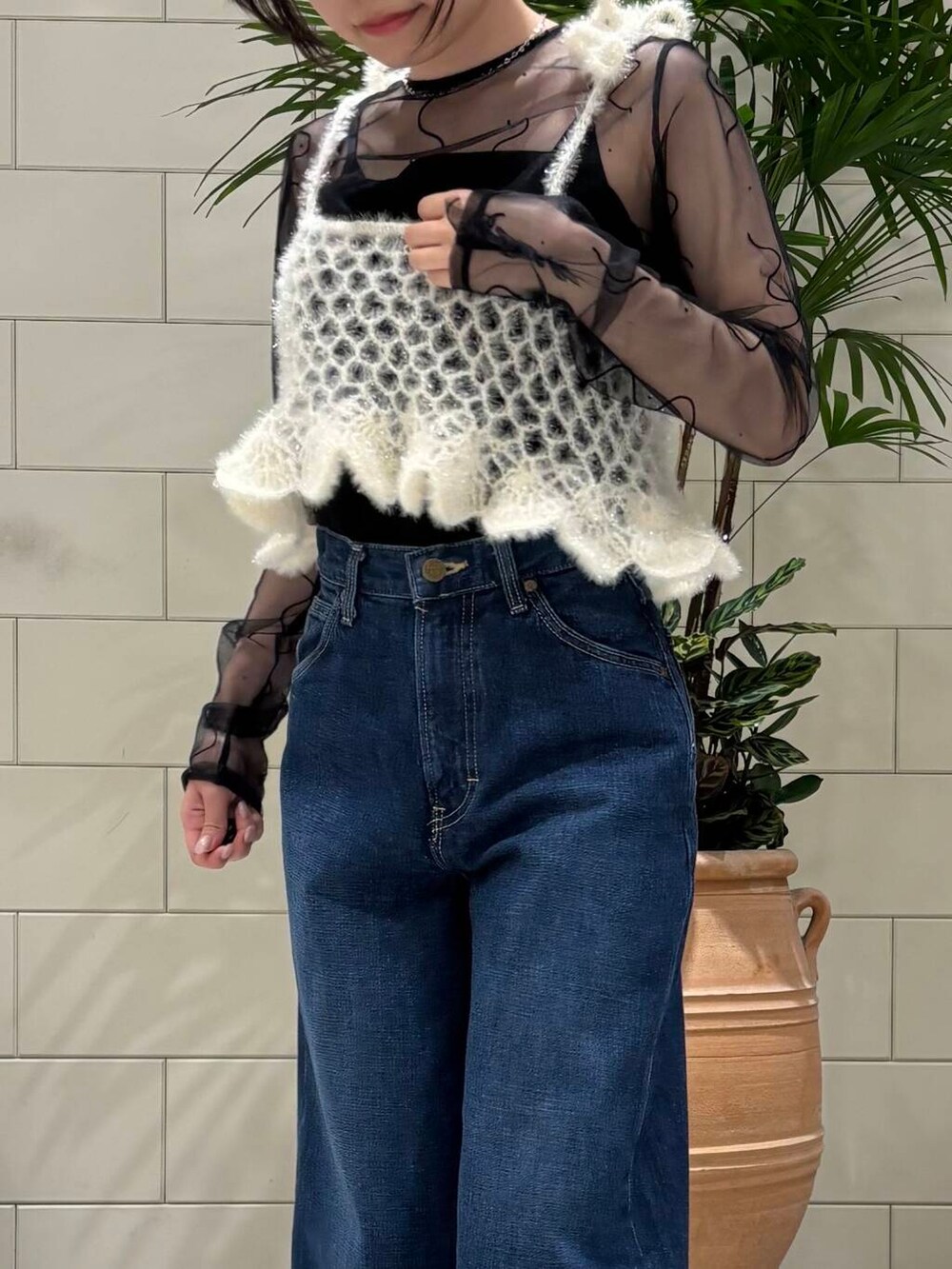 「lee、newarrival、ここでしか手に入らない別注アイテム、私のイチ推しブランド、暮らしを楽しむ、私の推しデニムスタイル、ラメ、春コーデ、シアートップス、デニムコーデ、大人かわいい、お洒落さんとつながりたい、休日、デザイントップス、低身長」｜「URBAN RESEARCHのdecor『デコール』　Heartchain Necklace（ネックレス、シルバー系）」を使った、COCOAさん（レディース・155cm）の春コーディネートの4枚目の写真