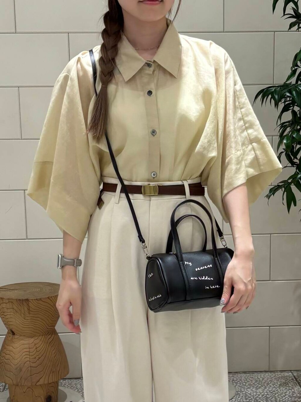 ホワイト系のその他シューズ、ベージュ系のシャツ/ブラウス、ベージュ系のその他パンツを着用したレディースの夏コーディネートの5枚目の写真