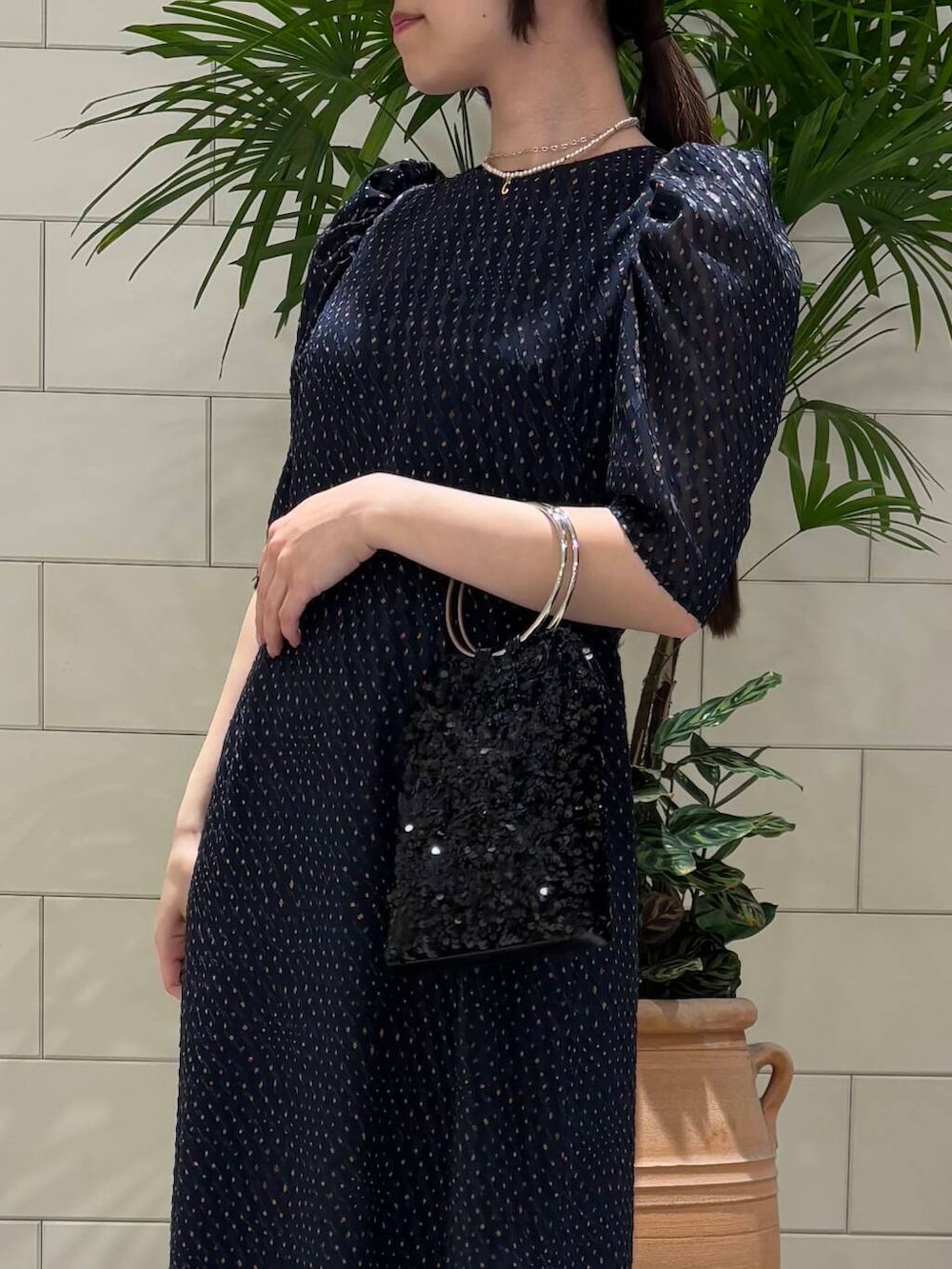 「セレモニースタイル、newarrival、セレモニー、ここでしか手に入らない別注アイテム、暮らしを楽しむ、結婚式、結婚式 ワンピース、結婚式二次会スタイル、結婚式スタイル、結婚式コーデ、ドレス、ワンピース、ワンピーススタイル、スパンコール、低身長女子」｜「URBAN RESEARCH ROSSO WOMENのオリジナルエナメルパンプス（パンプス、ブラック系）」を使った、COCOAさん（レディース・155cm）の冬コーディネートの5枚目の写真