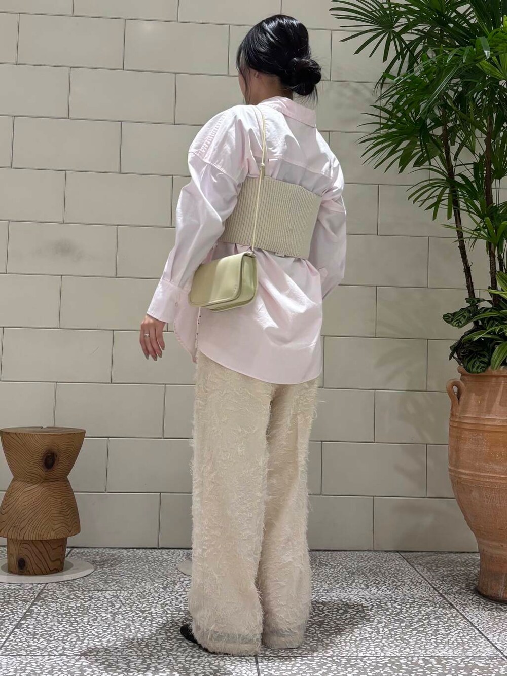 ホワイト系のショルダーバッグ、ホワイト系のその他パンツ、ピンク系のシャツ/ブラウスを着用したレディースの冬コーディネートの3枚目の写真