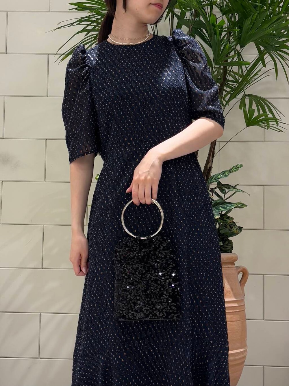 「セレモニースタイル、newarrival、セレモニー、ここでしか手に入らない別注アイテム、暮らしを楽しむ、結婚式、結婚式 ワンピース、結婚式二次会スタイル、結婚式スタイル、結婚式コーデ、ドレス、ワンピース、ワンピーススタイル、スパンコール、低身長女子」｜「URBAN RESEARCH ROSSO WOMENのオリジナルエナメルパンプス（パンプス、ブラック系）」を使った、COCOAさん（レディース・155cm）の冬コーディネートの3枚目の写真