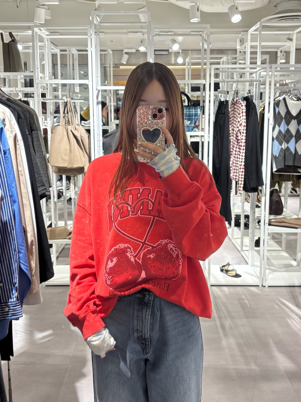 ブルー系のTシャツ/カットソー、レッド系のスウェット、ブルー系のデニムパンツを着用したレディースの夏コーディネートの2枚目の写真