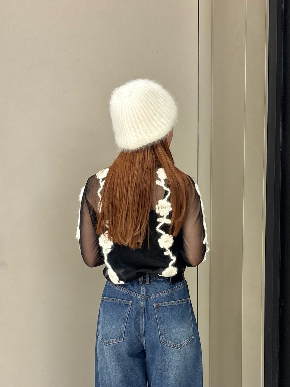 ブラック系のその他トップス、ブルー系のデニムパンツ、ブラック系のサンダルを着用したレディースの秋コーディネートの4枚目の写真