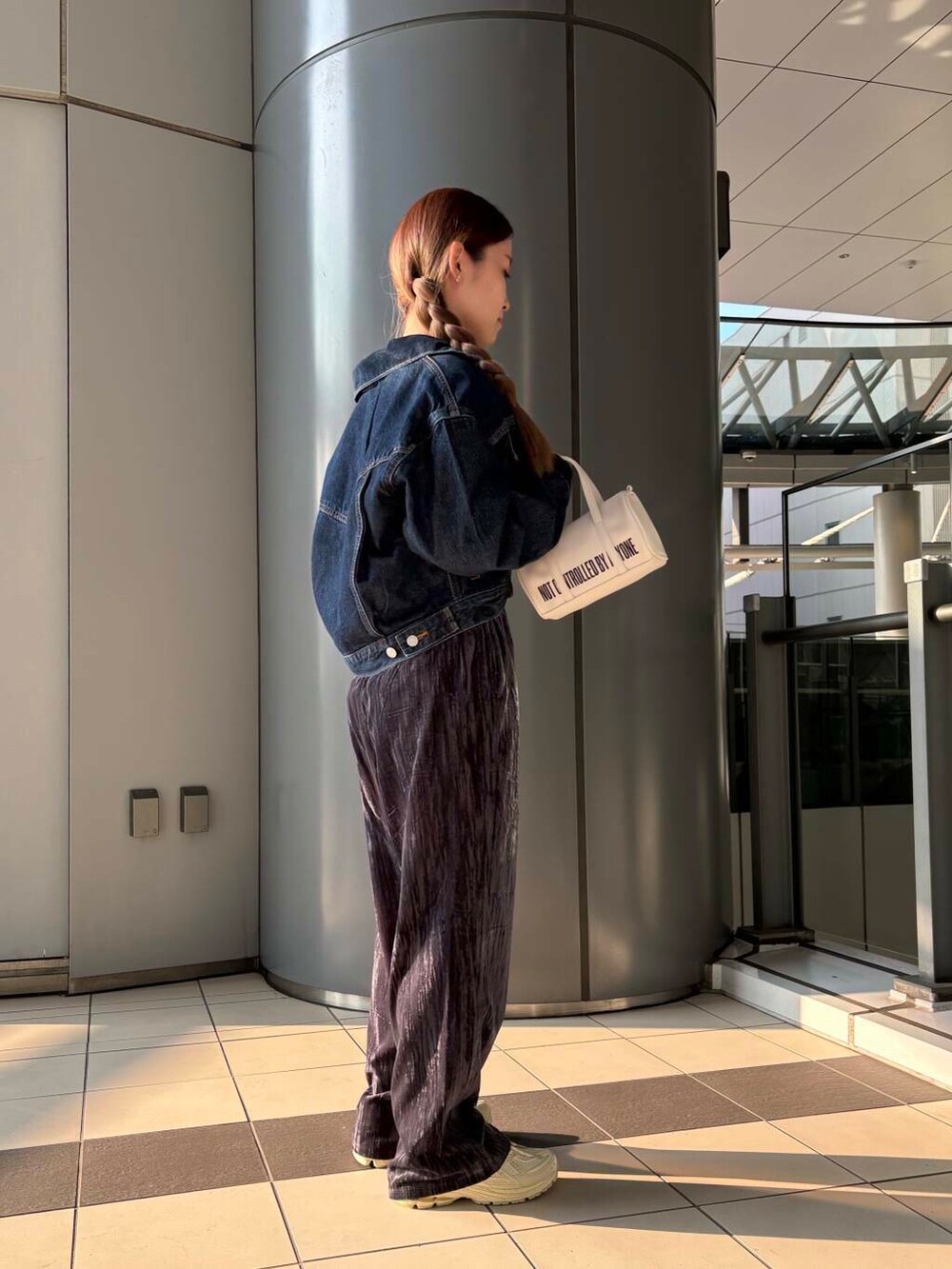 ブルー系のデニムジャケット、ホワイト系のTシャツ/カットソー、ブルー系のその他パンツを着用したレディースの夏コーディネートの2枚目の写真