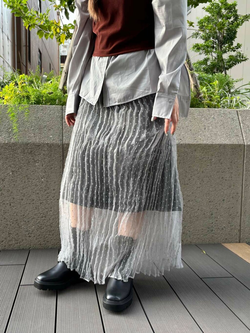グレー系のスカート、グレー系のその他パンツ、グレー系のTシャツ/カットソーを着用したレディースの秋コーディネートの5枚目の写真