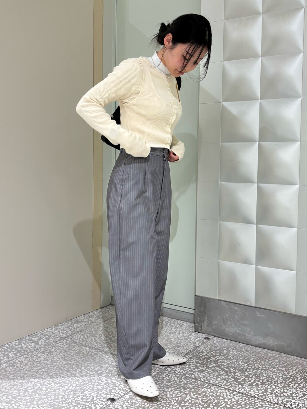 「淡色コーデ、春コーデ、春、新作、ミュール、ニットカーディガン、ニットベスト、リブニット、ストライプパンツ、ストライプ、大人かわいい、カジュアルコーデ、休日コーデ、おでかけコーデ、キレイめ」｜「URBAN RESEARCHのdecor『デコール』　Heartchain Necklace（ネックレス、シルバー系）」を使った、COCOAさん（レディース・155cm）の冬コーディネートの2枚目の写真