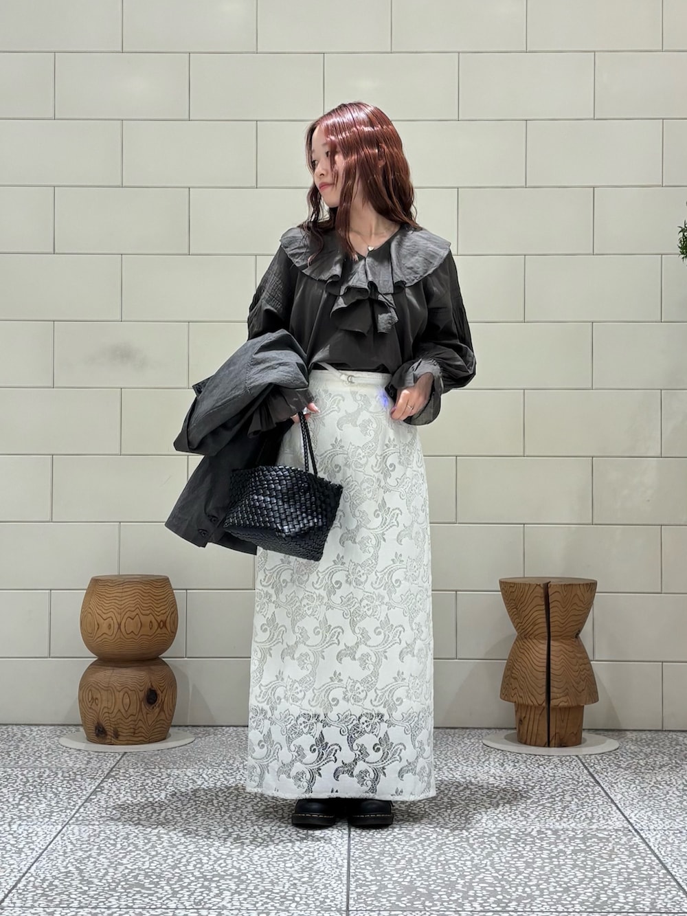 ブラウン系のシャツ/ブラウス、グレー系のその他アウター、ホワイト系のスカートを着用したレディースの春コーディネートの2枚目の写真