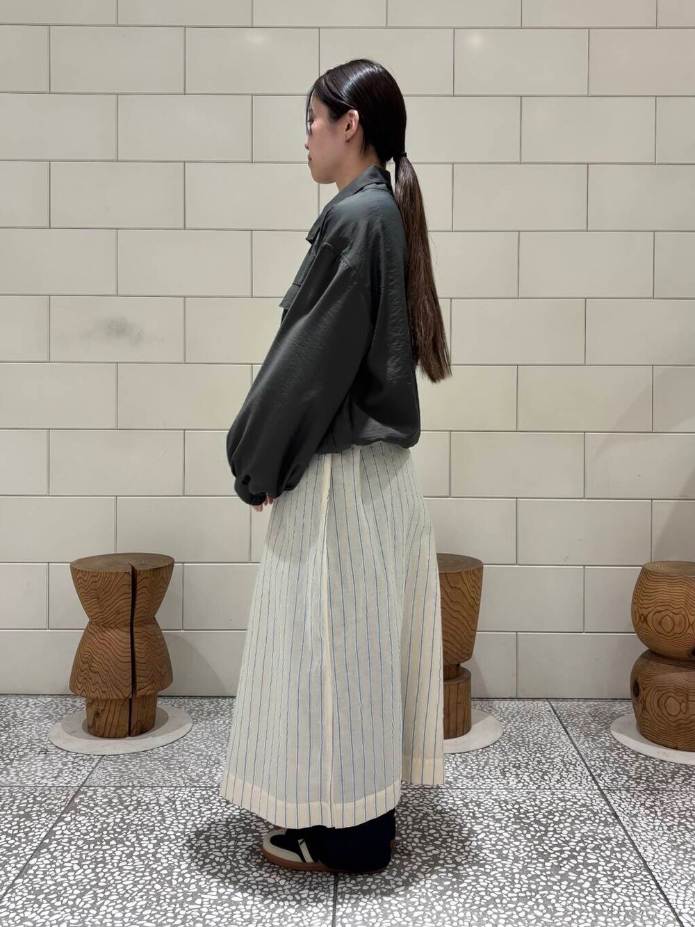 「レイヤードスタイル、雨の日コーデ、newarrival、休日スタイル、フェスコーデ、淡色コーデ、旅行コーデ、春カラーコーデ、テーマパークコーデ、外遊びコーデ、暮らしを楽しむ、adidas、低身長女子、お洒落さんとつながりたい、ワンピースコーデ」|「URBAN RESEARCHのシアージップブルゾン(ブルゾン、グリーン系)」を使った、COCOAさん(レディース・155cm)の春コーディネートの2枚目の写真