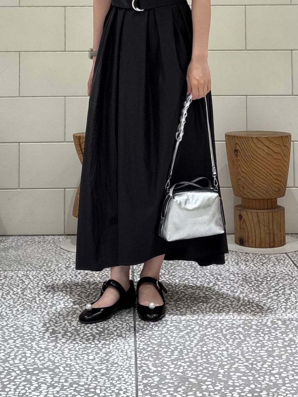 「モノトーン、旅行コーデ、帰省コーデ、私のイチ推しブランド」｜「URBAN RESEARCH ROSSO WOMENのオープンカラーベルト付ワンピース（ワンピース、グレー系）」を使った、COCOAさん（レディース・155cm）の夏コーディネートの4枚目の写真