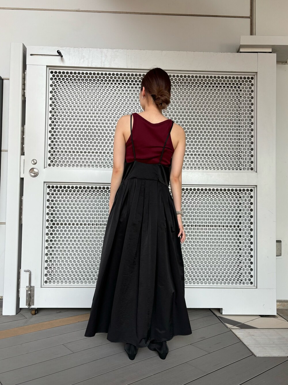 ブラック系のワンピース、レッド系のタンクトップ、ブラック系のパンプスを着用したレディースの夏コーディネートの3枚目の写真