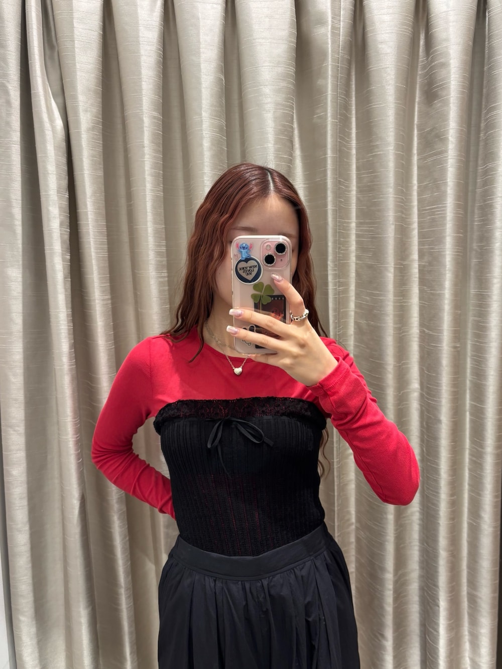 ブルー系のその他パンツ、ブラック系のハンドバッグを着用したレディースの春コーディネートの5枚目の写真