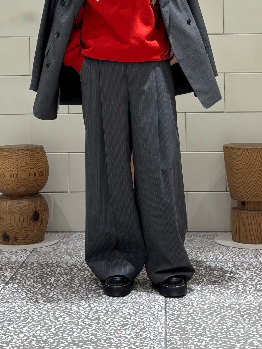 グレー系のその他アウター、グレー系のその他パンツ、レッド系のスウェットを着用したレディースの秋コーディネートの5枚目の写真