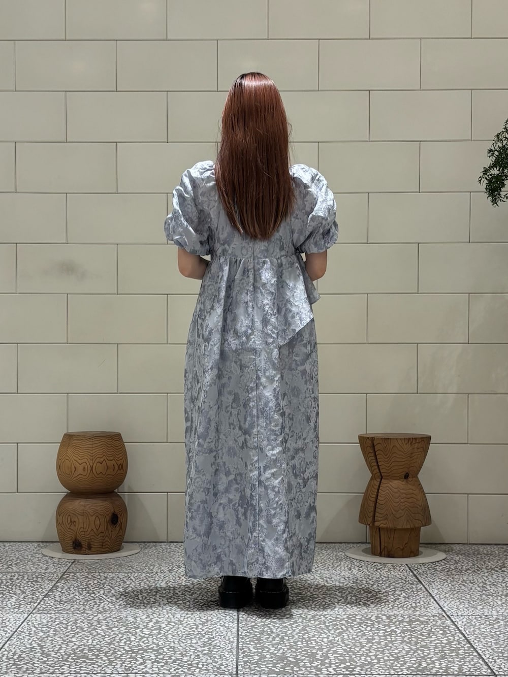 グレー系のドレス、ホワイト系のショルダーバッグを着用したレディースの春コーディネートの3枚目の写真