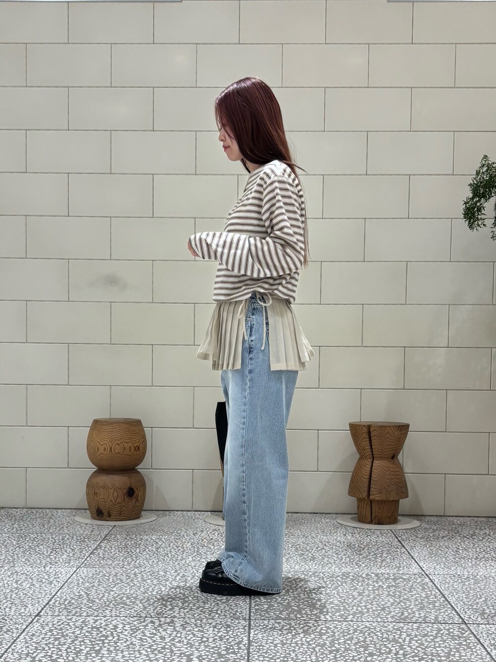 ブルー系のデニムパンツを着用したレディースの春コーディネートの2枚目の写真