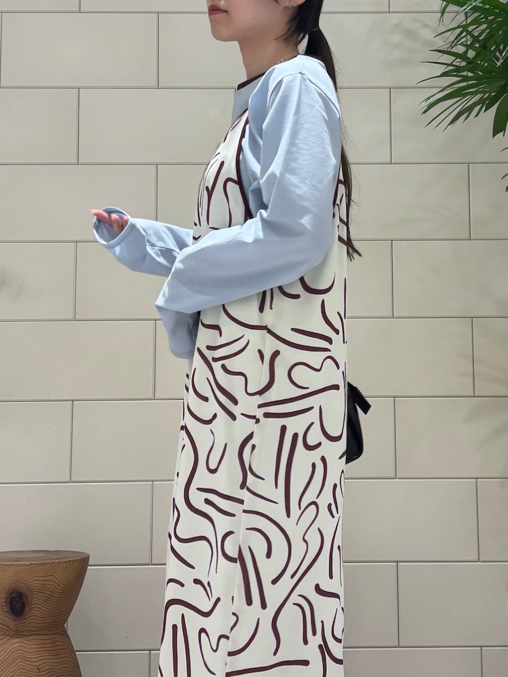 「リンガーTシャツ、柄、柄ワンピース、春コーデ、春服、シアートップス、スニーカー、スニーカーコーデ、NIKE、ラフコーデ、はるコーデ」|「URBAN RESEARCHのリンガーロングスリーブカットソー(Tシャツ/カットソー、ブルー系)」を使った、COCOAさん(レディース・155cm)の冬コーディネートの2枚目の写真