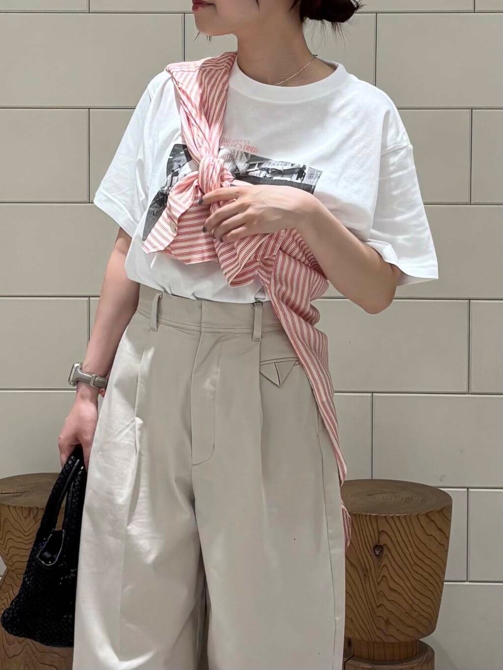 「柄物、旅行コーデ、紫外線対策、帰省コーデ、きれいめ派のtシャツコーデ、ここでしか手に入らない別注アイテム、夏カラーコーデ、私が選ぶセールアイテム25ss」|「URBAN RESEARCHのメッシュ編みレザートートバッグ(トートバッグ、ブラック系)」を使った、COCOAさん(レディース・155cm)の夏コーディネートの2枚目の写真