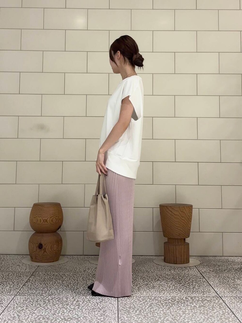 ホワイト系のスウェット、ピンク系のスカートを着用したレディースの夏コーディネートの2枚目の写真