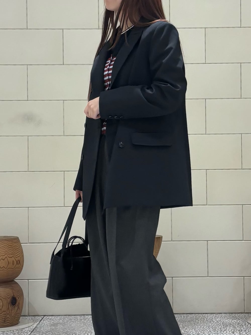 ブラック系のTシャツ/カットソー、レッド系のニット/セーター、ブラック系のその他アウターを着用したレディースの冬コーディネートの4枚目の写真