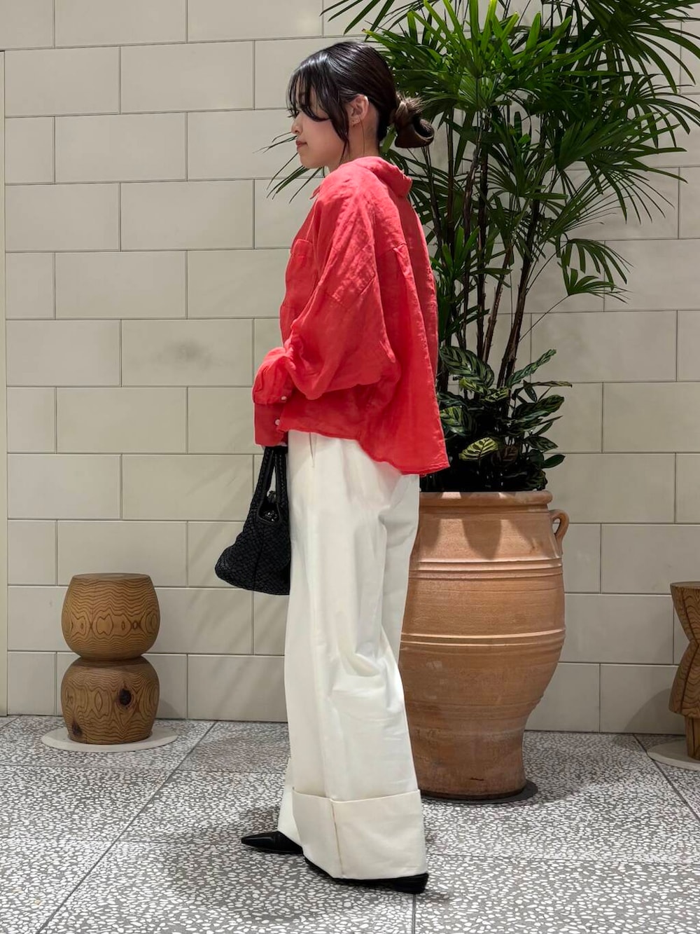 「newarrival、春カラーコーデ、ここでしか手に入らない別注アイテム、暮らしを楽しむ、春コーデ、カラーシャツ、ゆるシルエット、低身長女子、カラーコーデ、キレイめカジュアル、シャツ、シャツスタイル、リネン、リネンシャツ、おしゃれさんと繋がりたい」|「URBAN RESEARCHのdecor『デコール』 Heartchain Necklace(ネックレス、シルバー系)」を使った、COCOAさん(レディース・155cm)の春コーディネートの2枚目の写真