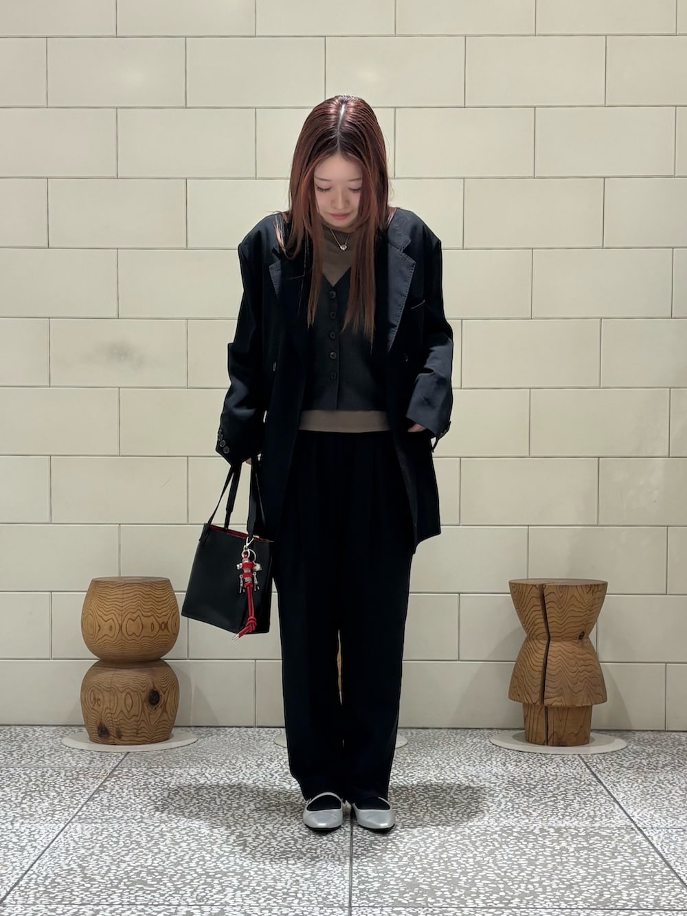 ブラック系のその他アウター、ブラック系のその他パンツ、ブラック系のハンドバッグを着用したレディースの春コーディネートの3枚目の写真