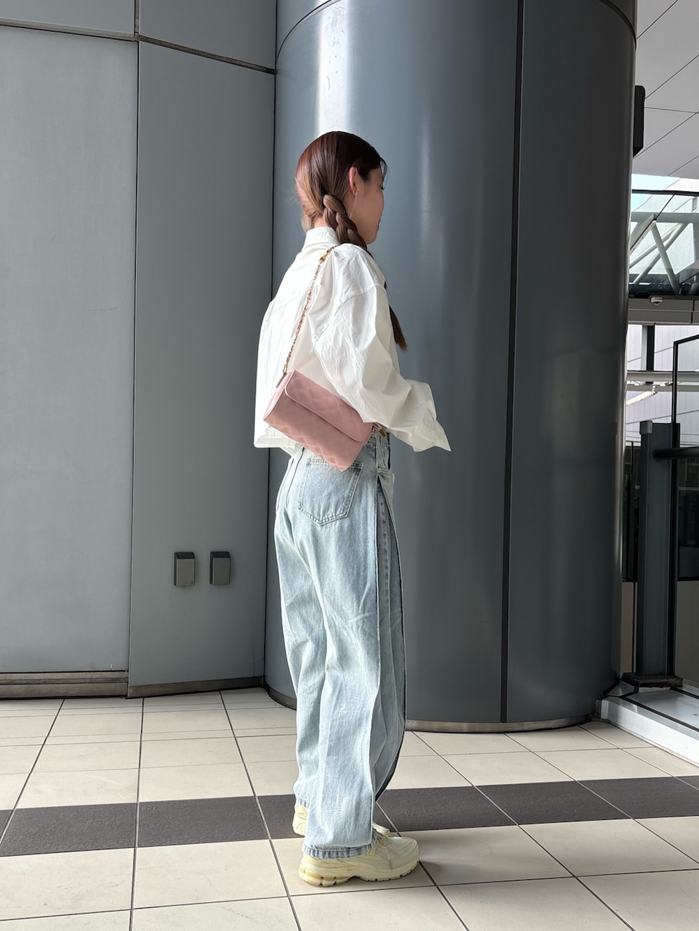 ブルー系のデニムパンツ、ホワイト系のシャツ/ブラウス、ピンク系のショルダーバッグを着用したレディースの夏コーディネートの2枚目の写真